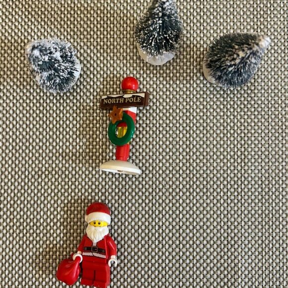 Lego Christmas Miniature Set Santa Minifigure North Pole Sign & Christmas Trees - Picture 2 of 4